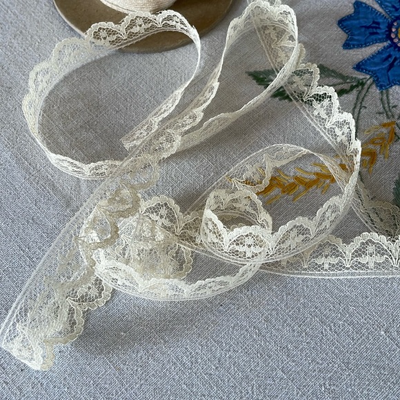 5 yards lace trim, beige, scalloped, approx .5" wide - Picture 1 of 3
